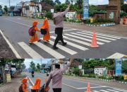 Bantu Seberangkan Siswa Sekolah di Banyuwangi, Polisi Gelar Lakukan Pengaturan Pagi Di Area Sekolah