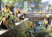 Sinergitas Polres Batu dan TNI di Hari Bhayangkara ke – 79, Peduli Lingkungan Bersihkan Sungai