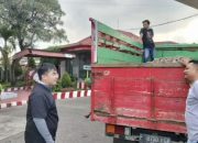 Polresta Banyuwangi Bantu Temukan HP Turis Asal Tiongkok yang Hilang Tertimbun Sirtu di Bak Truk.