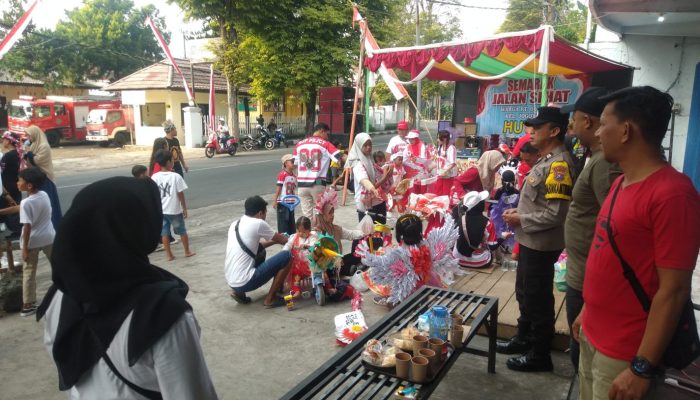 Sinergi TNI-Polri Amankan Jalan Santai Semarak HUT RI di Kelurahan Jogoyudan
