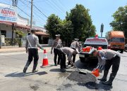 Peduli Keselamatan Masyarakat Polantas Polres Situbondo Tambal Jalan Berlubang Cegah Laka