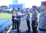 Kapolda Jatim Beri Penghargaan 73 Personel Berprestasi 4 Diantaranya Terima KPLB
