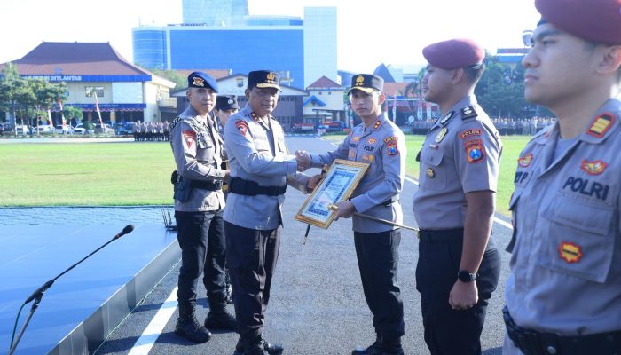 Kapolda Jatim Beri Penghargaan 73 Personel Berprestasi 4 Diantaranya Terima KPLB