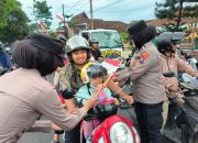 Aksi Simpatik Polisi Wanita Polresta Banyuwangi di Hari Jadi Polwan ke -77 Gatur Lalin Sambil Berbagi Coklat