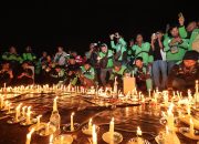 Driver Ojol Gelar Aksi Damai 1000 Lilin di Depan Mapolda Jatim