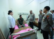 Kapolda Jatim Kunjungi Petugas yang Luka Saat Amankan Unjuk Rasa di Grahadi