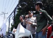 Kapolda Jatim Temui Massa Unras Aliansi BEM Nusantara di Depan Mapolda Jawa Timur