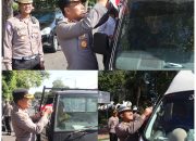 Sambut Kemerdekaan, Polresta Banyuwangi Bagikan Bendera kepada Pengendara