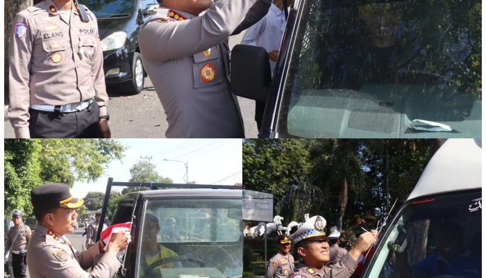 Sambut Kemerdekaan, Polresta Banyuwangi Bagikan Bendera kepada Pengendara