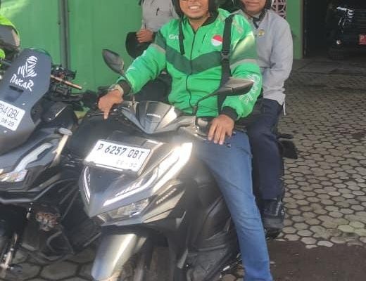 Wabup Banyuwangi Mujiono Naik Ojol Grab ke Kantor, Dukung Program Jum’at Berkah