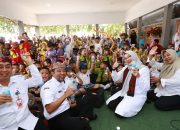 Serunya Bupati Ipuk Bersama Ratusan Anak dalam Kampanye Makan Daging, Telur, dan Minum Susu