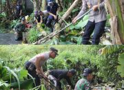 Gotong Royong TNI-Polri dan Warga Jembrana Bersihkan Desa Budeng Pasca Banjir