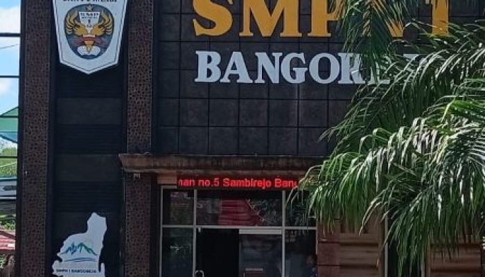 Gotong Royong Tingkatkan Fasilitas dan Peralatan SMPN 1 Bangorejo:: Sumbangan Sukarela?