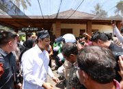 Serahkan Helm dan Jaket Ke Ojek, Mensos Apresiasi Program Banyuwangi Berbagi