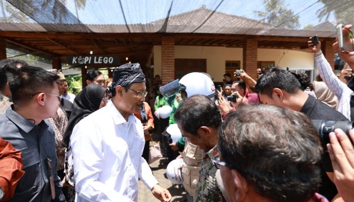 Serahkan Helm dan Jaket Ke Ojek, Mensos Apresiasi Program Banyuwangi Berbagi