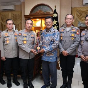 Jajaran Divhumas Polri Laksanakan Anjangsana ke Jend. Pol (Purn) Da’i Bachtiar