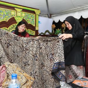 Pemkab Banyuwangi dan OJK Dorong Literasi Keuangan Masyarakat Lewat Batik Festival