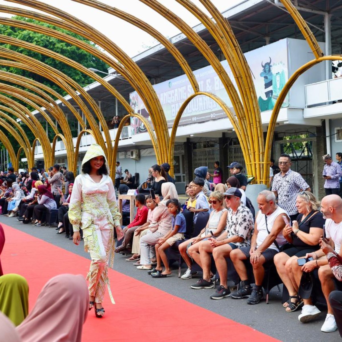 Fashion Lorong Bambu Jadi Pembuka Banyuwangi Batik Festival 2025