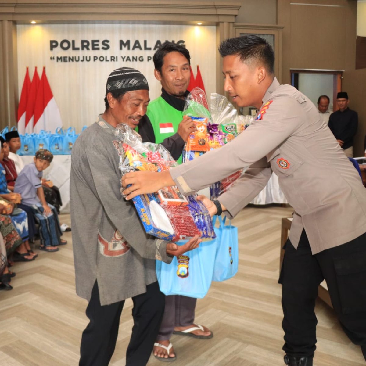 Polres Malang Gelar Khitan Massal Gratis, Puluhan Anak Dapat Bingkisan dan Sembako.