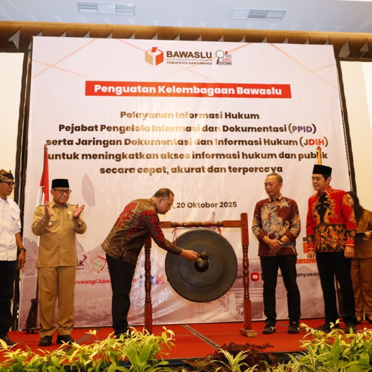 Wakil Bupati Mujiono Minta Bawaslu Banyuwangi Jamin Keterbukaan Informasi Publik.