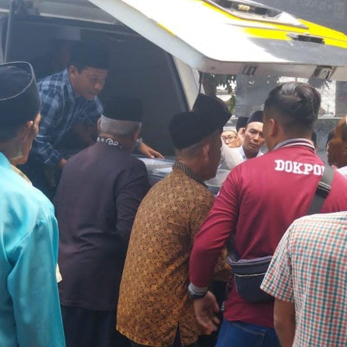 Ambulans Gratis Polres Gresik Antar Jenazah Pahlawan Devisa Asal Desa Lowayu ke Rumah Duka.