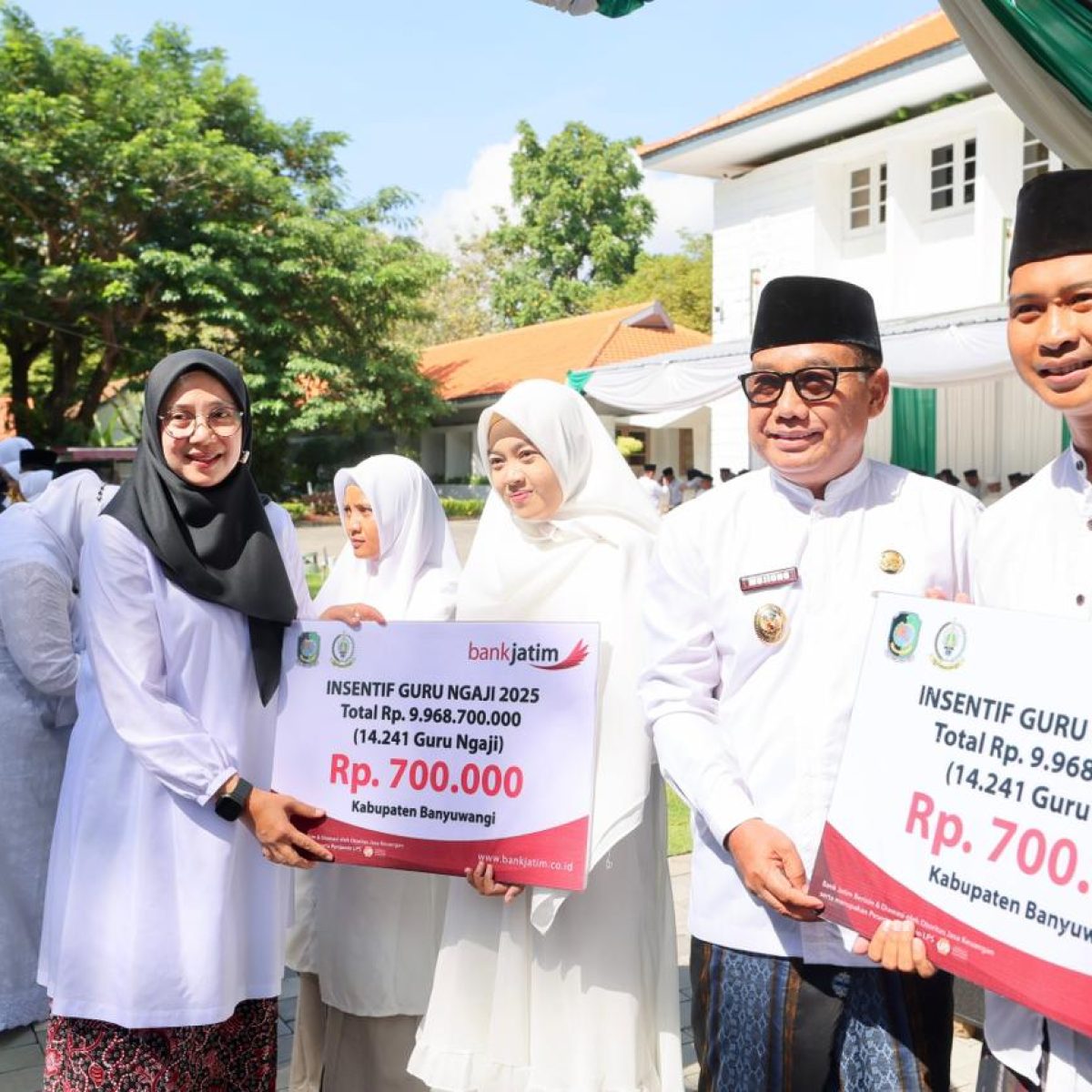 Bupati Ipuk Salurkan Insentif untuk 14 Ribu Guru Ngaji Dihari Momen Hari Santri 2025.