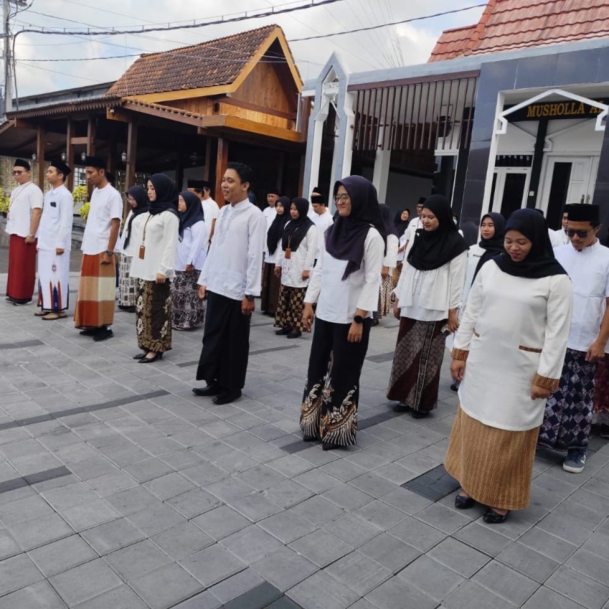 ASN Banyuwangi tuk Peringati Hari Santri, Wajib Pakai Sarung dan Peci Selama Tiga Hari.