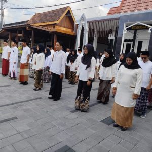 ASN Banyuwangi tuk Peringati Hari Santri, Wajib Pakai Sarung dan Peci Selama Tiga Hari.