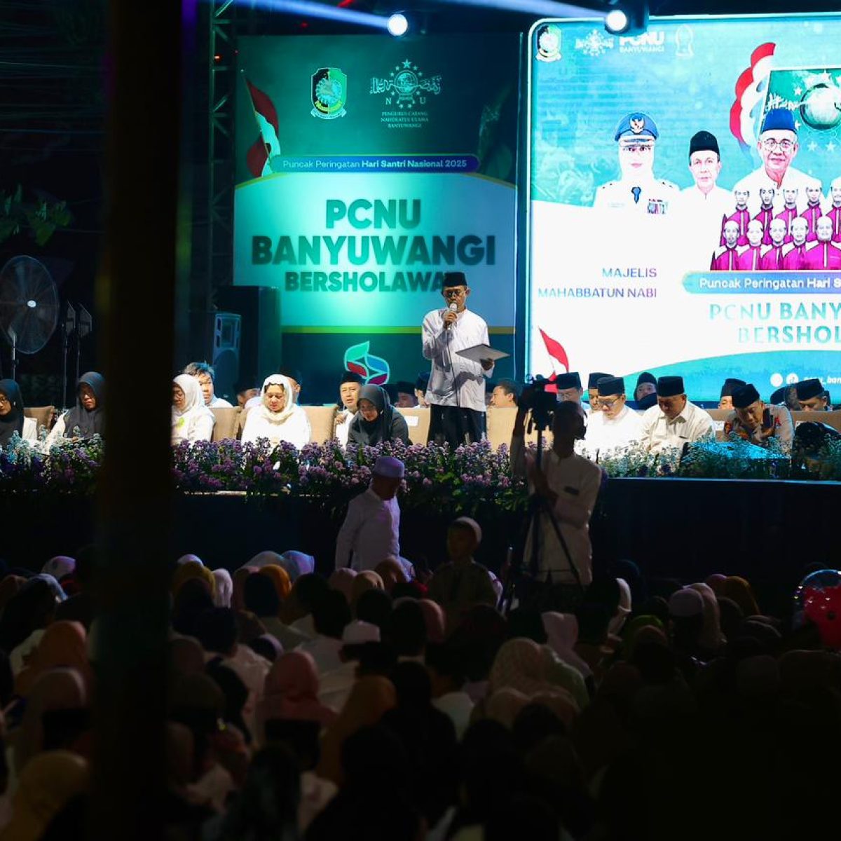 Ribuan Warga Sholawatan Bersama untuk Keberkahan Banyuwangi, Dalam Puncak Hari Santri 2025.