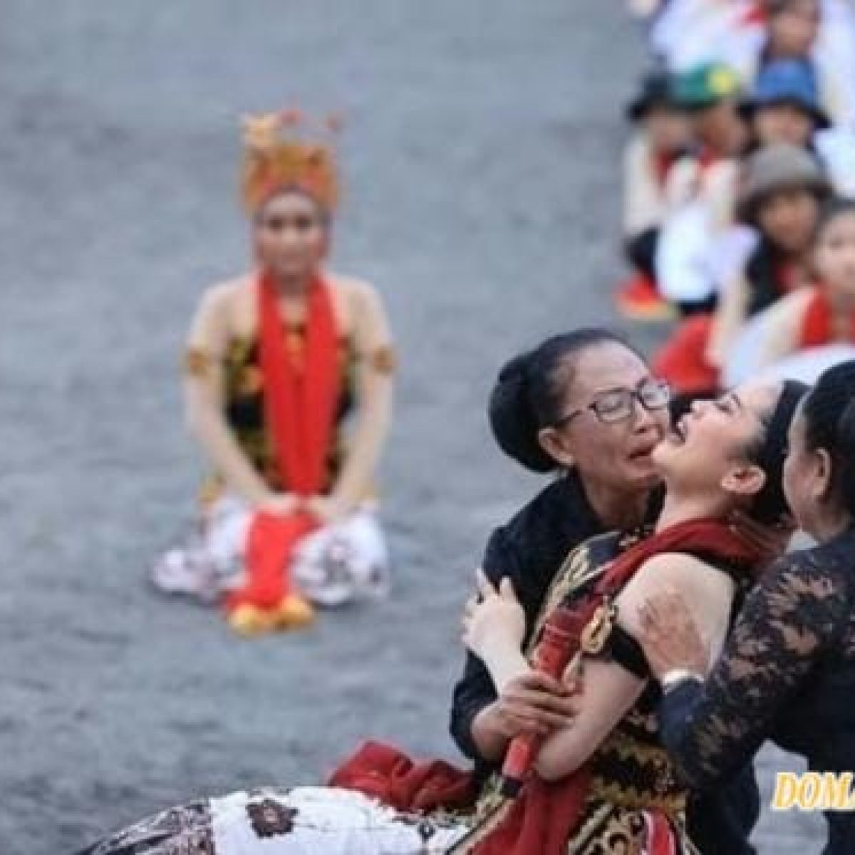 Sebanyak 1.400 Penari Ikuti Prosesi Saklar Meras Gandrung di Pantai Marina Boom Banyuwangi, Dalam Acara Gandrung Sewu 2025.