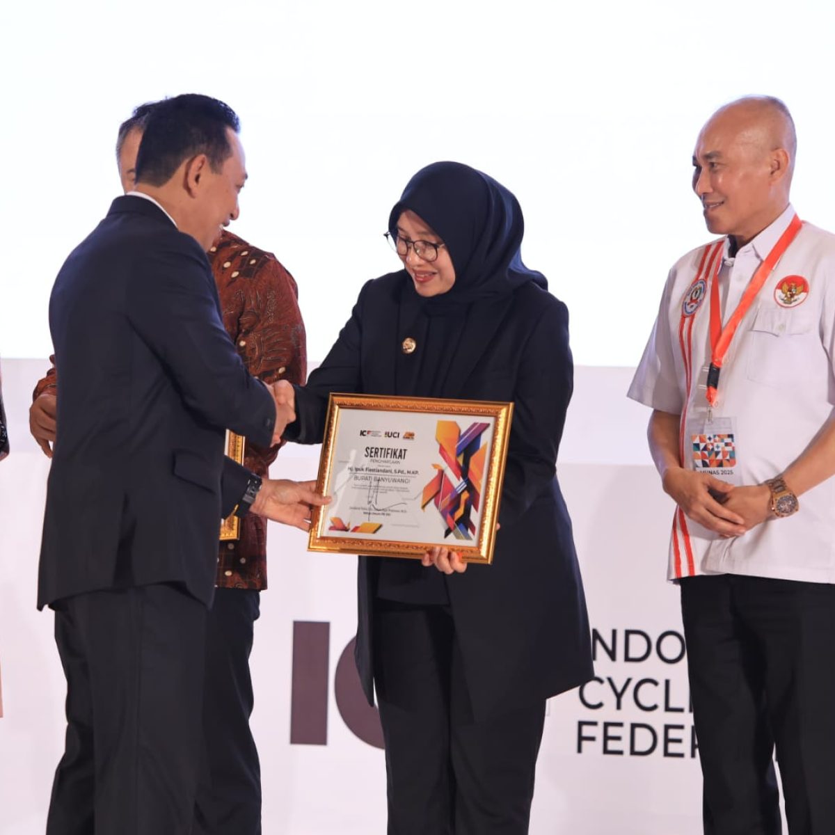 Meraih Penghargaan PB ISSI, Menpora Apresiasi Konsistensi Banyuwangi Gelar Event Balap Sepeda Internasional.