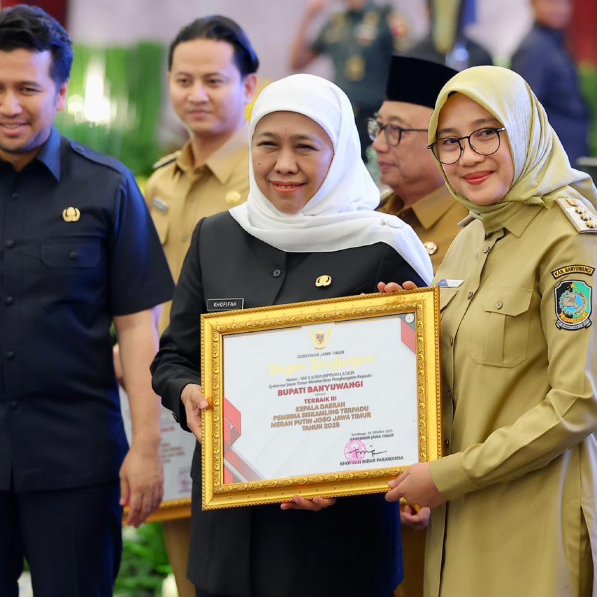 Bupati Banyuwangi Ipuk, Raih Penghargaan Pembina Siskamling Terpadu Merah Putih Jogo Jawa Timur Tahun 2025.