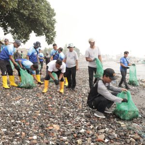 Pemkab Banyuwangi Gelar Aksi Big Clean Up di Pesisir Sampangan Muncar, Kolaborasi Bersama Sungai Watch.