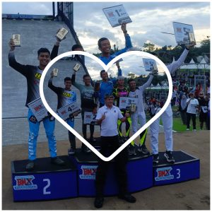 Kombes Pol. Rama Samtama Putra (Kapolresta Banyuwangi), Serahkan Trofi Juara BMX Supercross Internasional 2025.