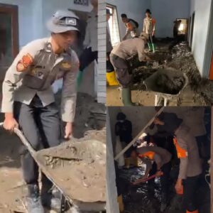 Polisi Bersihkan Rumah Warga Terdampak Erupsi Semeru di Dusun Sumbersari Lumajang.