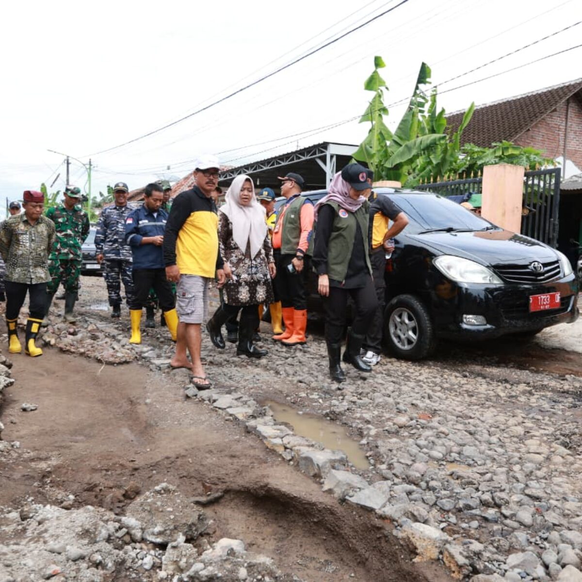 Bupati Banyuwangi Ipuk Fisetiandani Cek Penanganan Banjir  di Lokasi Muncar, dan Segera Bersihkan Drainase dari Sampah.
