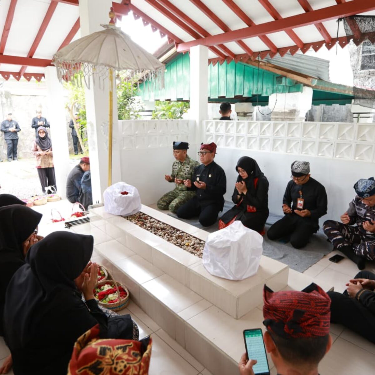 Momen Hari Jadi Banyuwangi (HARJABA) Jatuh pada 18 Desember, Bupati Ipuk Fiestiandani Ziarah ke Makam Bupati Banyuwangi terdahulu.