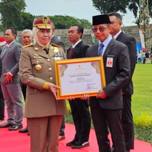 Bupati Banyuwangi Dianugerahi Penghargaan sebagai Pembina Keselamatan dan Kesehatan Kerja (K3) Terbaik tingkat Provinsi Jawa Timur.