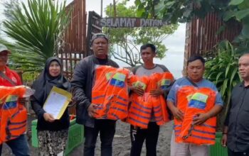 Dinas Perikanan Banyuwangi Melalui Bidang Tangkap Berikan bantuan life jaket ke Pokmaswas.