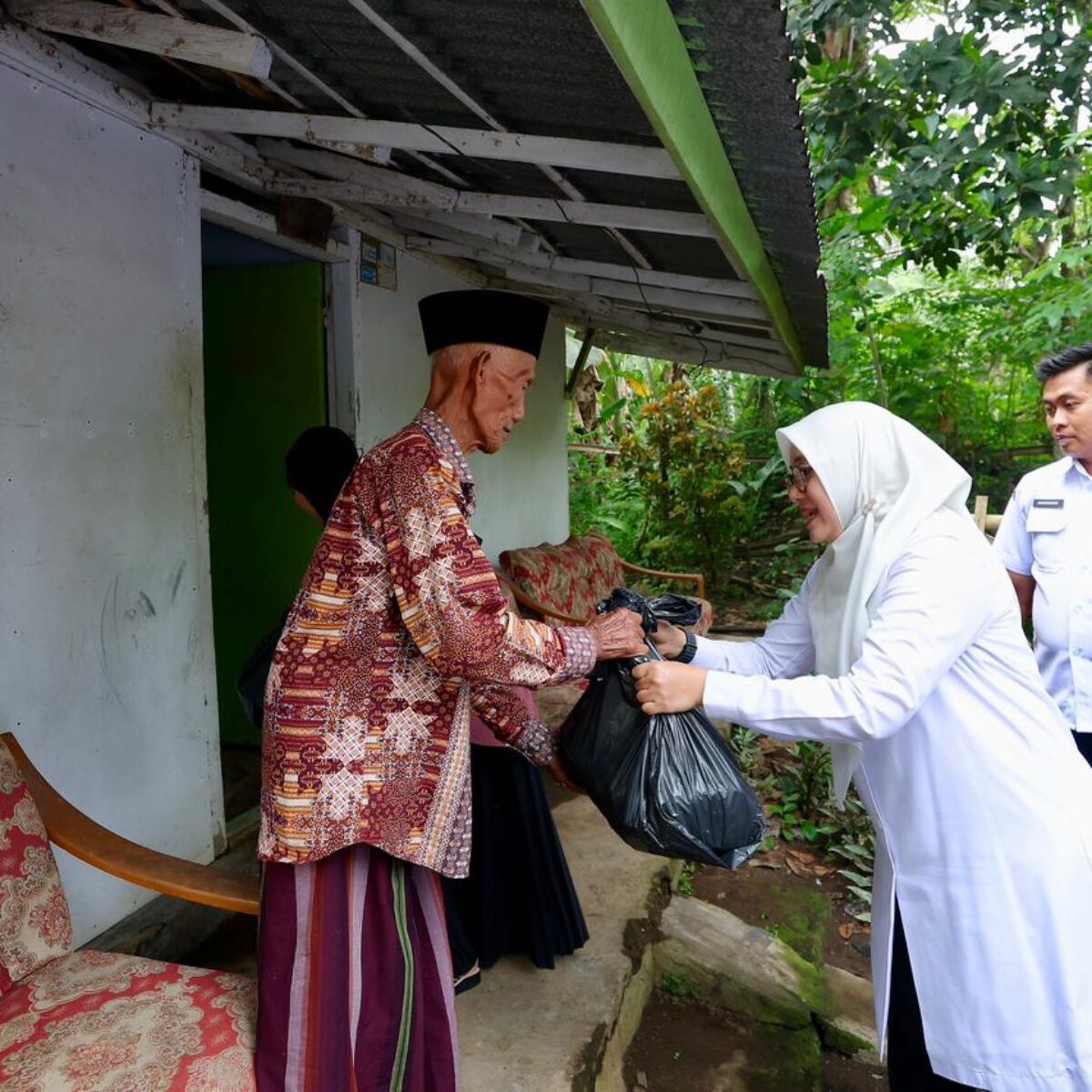 Bupati Banyuwangi Ipuk Fiestiandani serta Ribuan ASN Mendatangi Rumah-rumah Keluarga Pra Sejahtera untuk Menyalurkan Bantuan Paket Sembako.