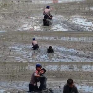 Respons Cepat Dit Polairud Polda Jatim Selamatkan Dua Anak Terjebak Lumpur di Wisata Kenjeran.