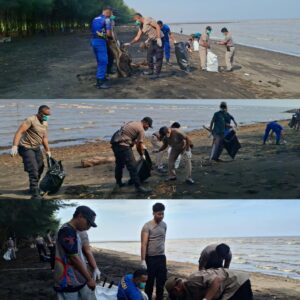 Gerakan Indonesia Asri : Polres Probolinggo Bersama Warga Percantik Destinasi Wisata Pantai.
