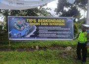Satlantas Polresta Palangkaraya Pasang Spanduk Keselamatan Berkendara pada Area Rawan Laka Lantas