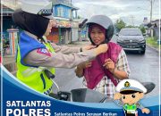 Satlantas Polres SeruyanBerikan Imbauan Kepada Pengendara (R2) Agar Selalu Meng “Klik” Helm Saat Berkendara