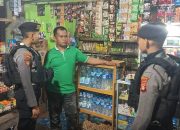 Personel Ditsamapta Polda Kalteng Patroli Dialogis di Toko Kelontong 24 Jam
