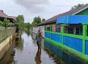 Babinsa Koramil 1015-04/Baamang Pantau Banjir Di Wilayah