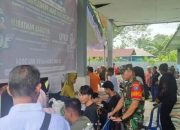 Babinsa Koramil 1011-02/Kapuas Hilir Dampingi Penyaluran Bantuan Pangan Beras