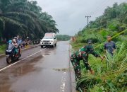 Wujudkan Lingkungan Bersih, Babinsa 1015-07/Parengean Bersama Warga Lakukan Gotong Royong