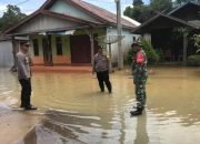 Pantau Banjir di Wilayahnya, Babinsa Nibung Terjun Himbau Masyarakat Untuk Tetap Siaga