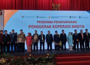 Ketua Umum Puskop Jasa Kartika dan Primkop Kartika 1011 Kuala Kapuas Terima Penghargaan Pada Peringatan Hari Koperasi Ke-77